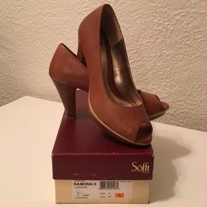 8N Sofft cognac leather peep toe heels